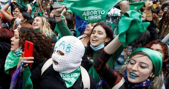 Manifestantes a favor de la despenalización del aborto en Colombia celebrando la decisión de la Corte Constitucional, en Bogotá, el 21 de febrero en 2022. EFE/CARLOS ORTEGA