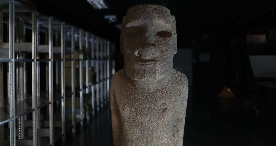 La estatua moai Tau, en el Museo Nacional de Historia Natural de Santiago de Chile, antes de su traslado a Isla de Pascua. EFE/MARIO RUIZ