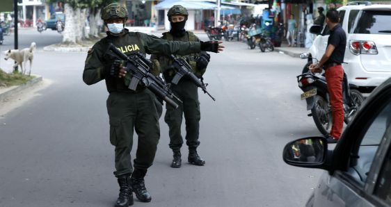 Control policial en Savarena, uno de los municipios de Colombia con repunte de actividad guerrillera, el 26 de febrero de 2022. EFE/MAURICIO DUEÑAS CASTAÑEDA