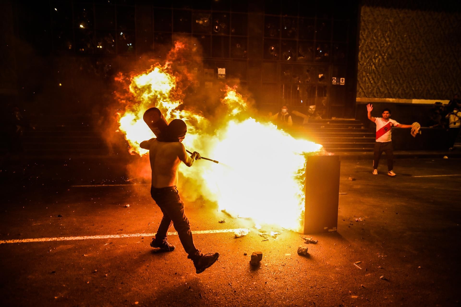 Perú revierte su toque de queda sorpresa tras las protest...