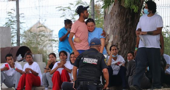 Un grupo de migrantes venezolanos, el 15 de octubre de 2022, en el Puente Nuevo de Matamoros, en México. EFE/ABRAHAM PINEDA JACOME