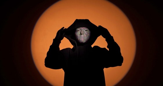 La máscara es el eje de 'Eclipse', el nuevo espectáculo de Matías Umpierrez. SEBASTIÁN ARPESELLA