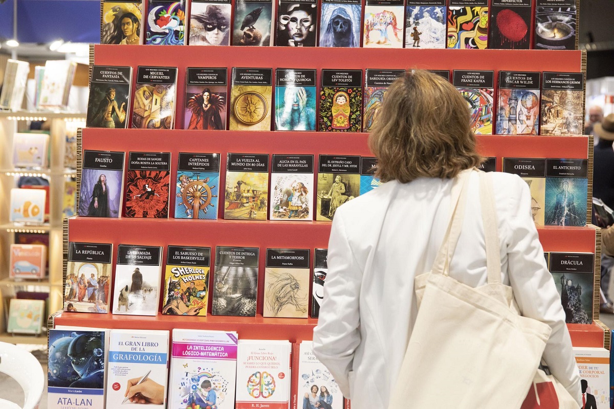 Visitante de una edición anterior de la feria del libro Liber. IFEMA MADRID