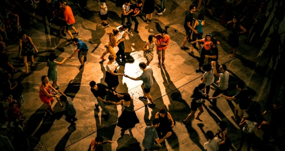 Gente bailando en un club. ARDIAN LUMI/UNSPLASH