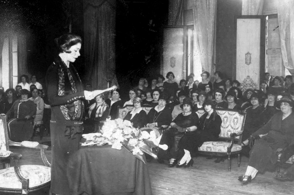 Alfonsina Storni, leyendo sus poemas, en 1925. ARCHIVO GENERAL DE LA NACIÓN