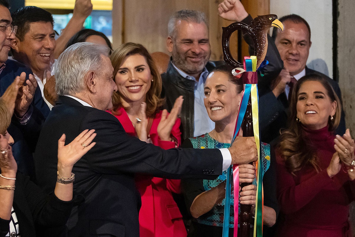El presidente de México, Andrés Manuel López Obrador, entrega el bastón de mando de Morena a Claudia Sheinbaum, 7 de septiembre de 2023. EFE/ISAAC ESQUIVEL