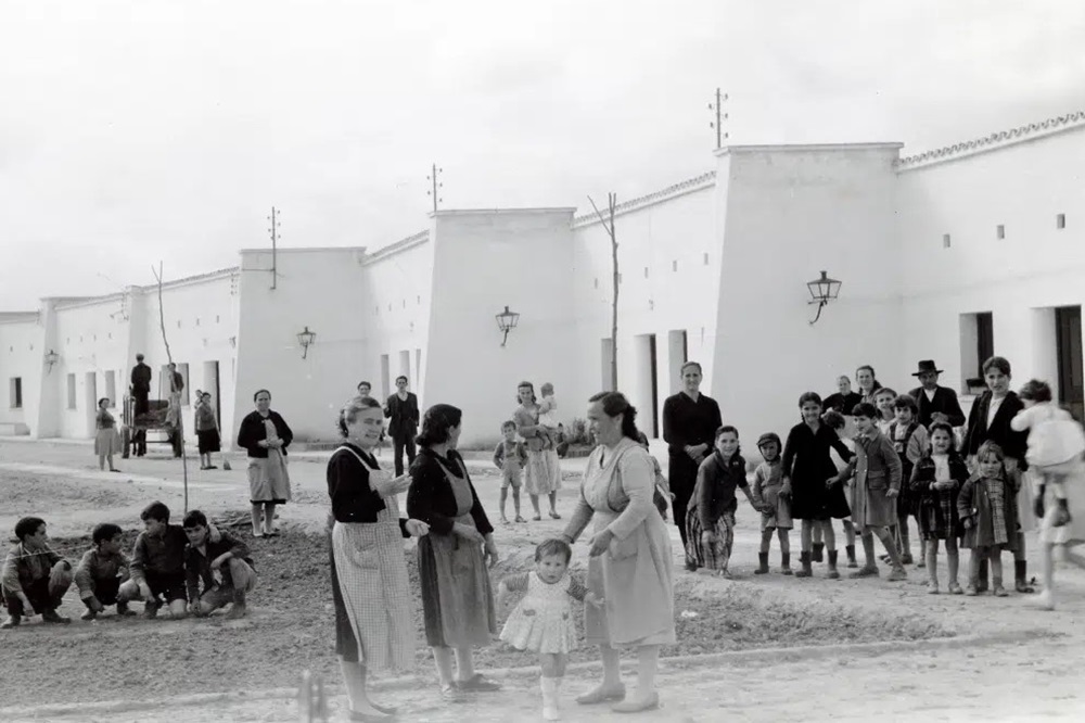 El pueblo de colonización de Gévora, diseñado por Carlos Arniches. ARCHIVO MAGRAMA