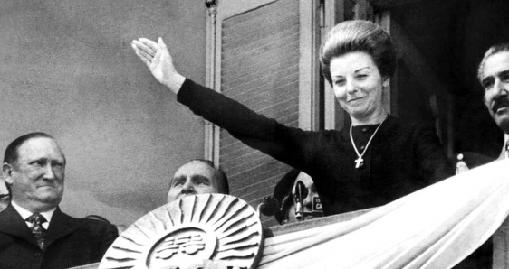 Isabel Perón saluda desde la Casa Rosada, en 1974. ARCHIVO