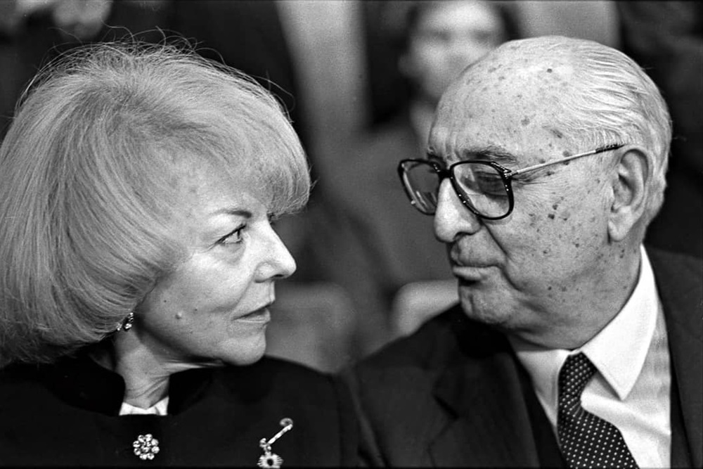 Isabel Perón con Arturo Frondizi, en 1989. ARCHIVO