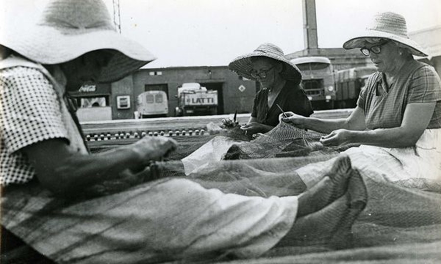 Mujeres tejiendo redes de pesca. MUSEO MARÍTIMO DE BARCELONA