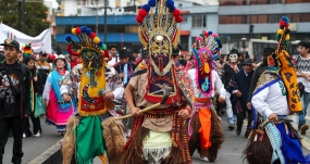 Personas con máscaras tradicionales desfilan en el Inti Raymi en Quito, Ecuador. EFE/JOSÉ JÁCOME
