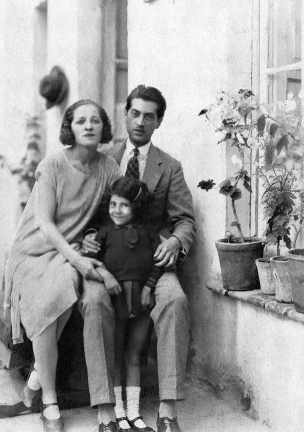 Magda Portal con Serafín Delmar y su hija Gloria, en Chile, 1930. ARCHIVO IVONNE WALLACE