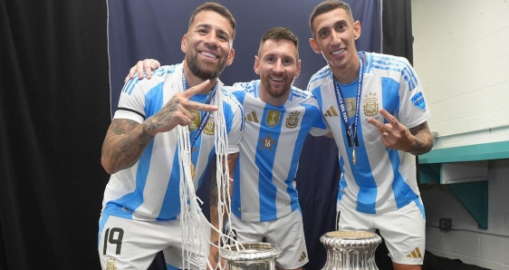 Nicolás Otamendi, Leo Messi y Ángel Di María, tras la victoria de Argentina en la final de la Copa América, disputada en Miami. AFA