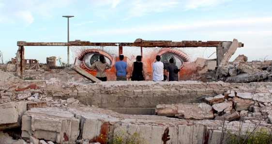 La obra 'Amara', de Daniela Castillo, expuesta en las ruinas de Epecuén, en noviembre de 2021. CORTESÍA