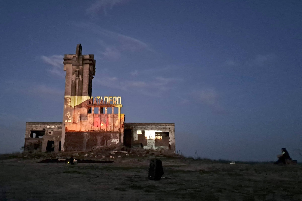 Proyecciones en el edificio El Matadero de Epecuén, Argentina. CORTESÍA