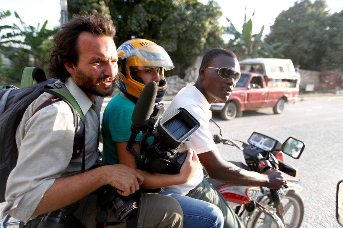 El fotógrafo argentino Rodrigo Abd (izq.), en Haití, en 2011. CORTESÍA