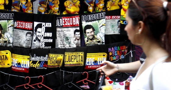 Camisetas de Pablo Escobar, un icono de la narcocultura, en un comercio de Medellín, en 2023. EFE/LUIS EDUARDO NORIEGA