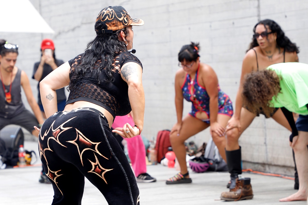 La artista Jenny Granado, alias Kebra, en un taller de desculonización. CORTESÍA