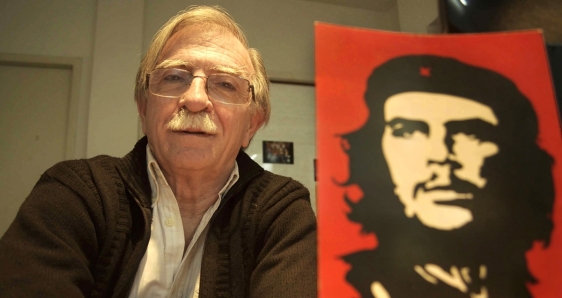 Juan Martín Guevara con un retrato de su hermano mayor, el Che. ÓSCAR BERMEO