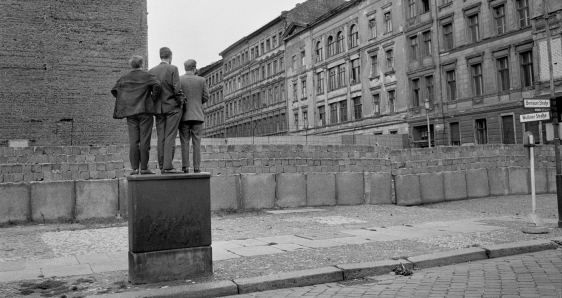 El Muro en Berlín Occidental, Alemania, 1962. © HENRI CARTIER-BRESSON/MAGNUM PHOTOS