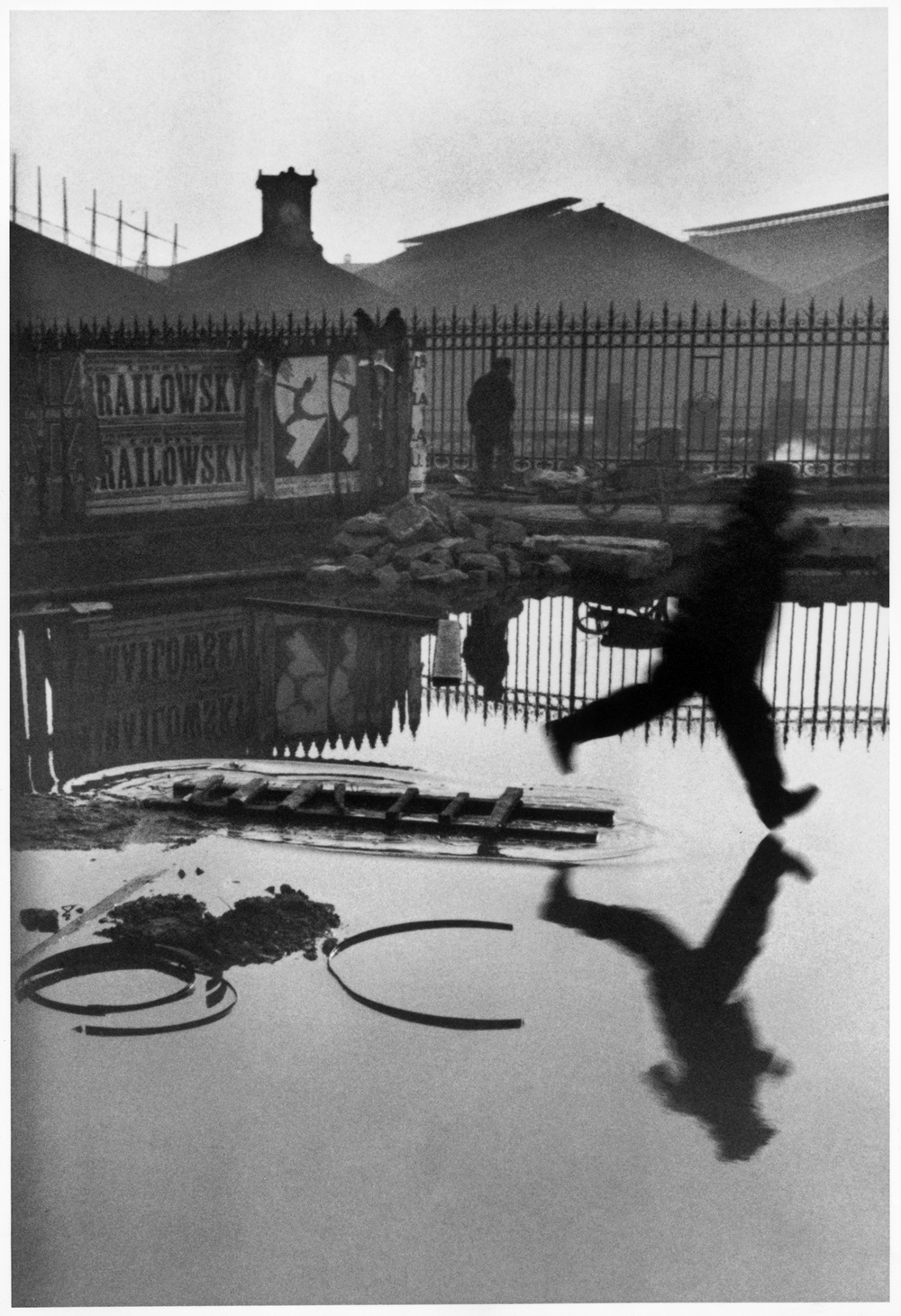 Detrás de la estación Saint-Lazare, Plaza de Europa, París, Francia, 1932. © HENRI CARTIER-BRESSON/MAGNUM PHOTOS