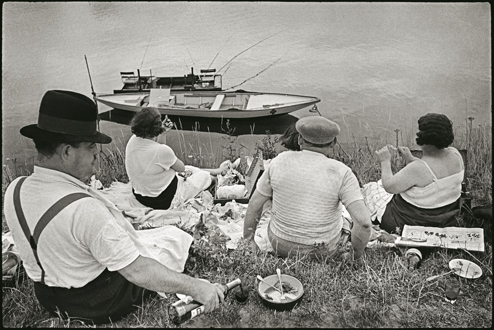 Domingo a orillas del Sena, en Juvisy-sur-Orge, Francia, 1938. © HENRI CARTIER-BRESSON/MAGNUM PHOTOS