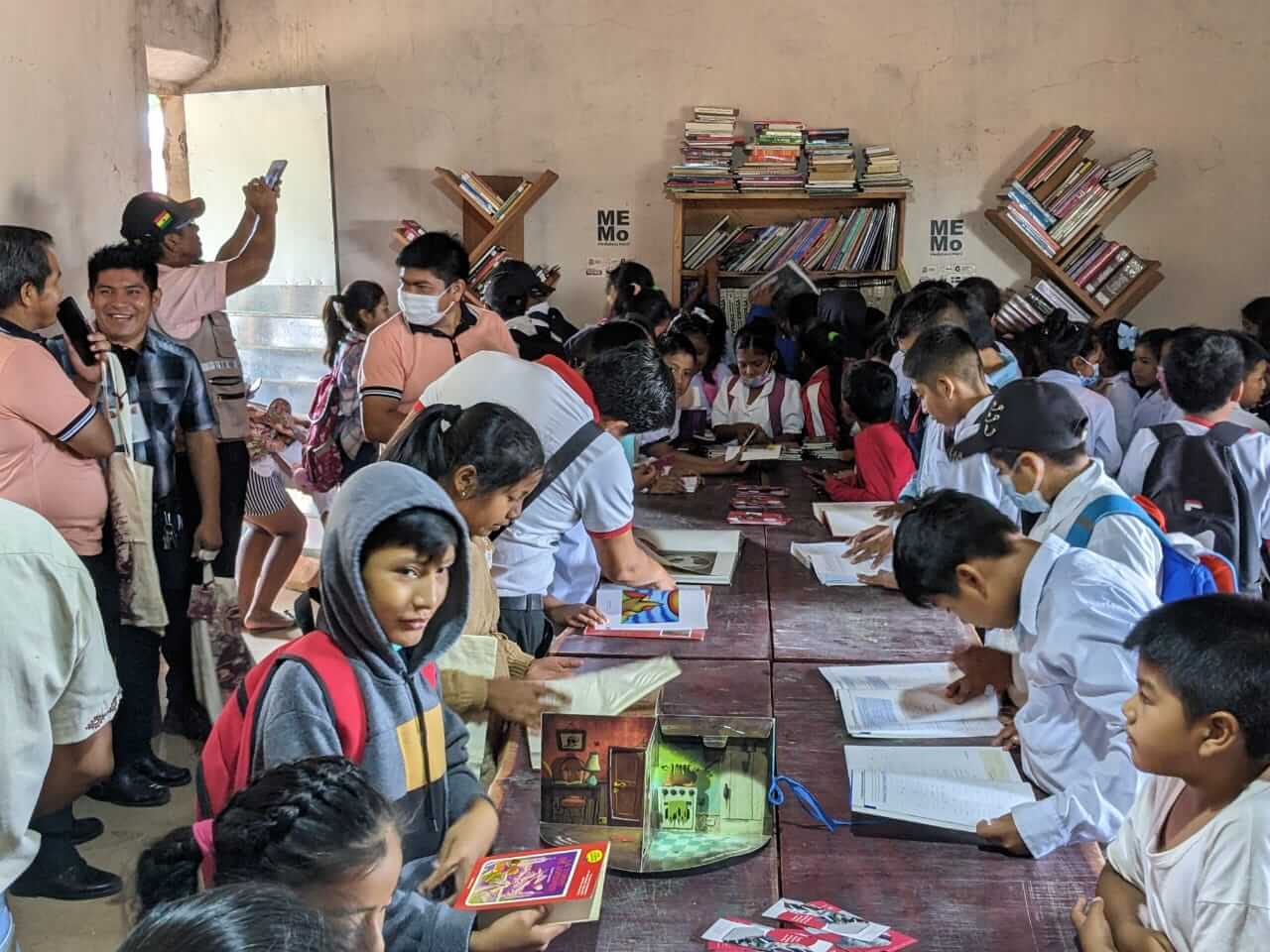 Niños leen libros en la mediateca MEMo instalada en San Antonio de Parapetí, Bolivia. AECID