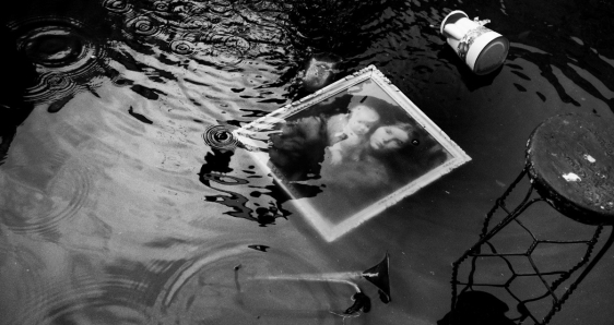 Objetos flotando en el agua, en el mercado de La Lagunilla de Ciudad de México. JUAN PABLO CARDONA